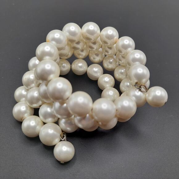Vintage Faux Pearl Memory Wire Bracelet – 1950s Jewelry – One Size Fits Most 21” - Picture 9 of 11